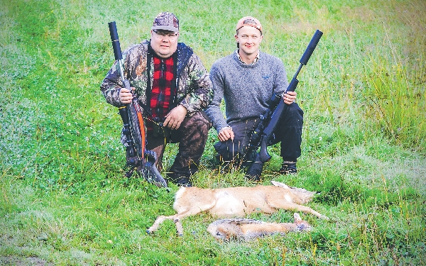 En bock och en räv blev inledningen på årets bockjakt för Thorbjörn och Martin. Gladast är skytten Martin som fällt båda djuren med perfekt satta skott.