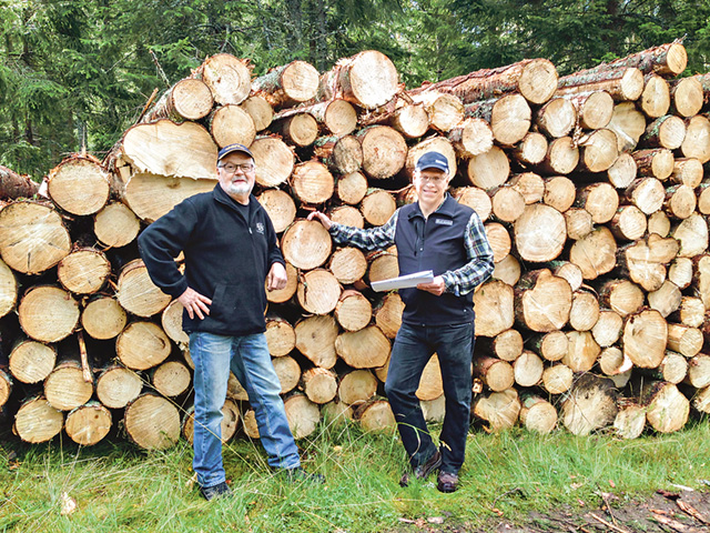 Statistiken presenterades som vanligt lokalt, i år hos Tommy Andersson (till vänster), skogsägare med 900 hektar mark i Ydre. Sven Johansson, till höger, är mäklare på LRF konsult i Tranås. Bild: JOHAN OLAUSSON, Mäklare LRF konsult, Vetlanda