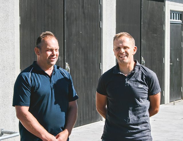 Bojne Andersson och Thomas Orrenius utanför det nya kostallet Det nya kostallet som ska rymma 160 djur. i Alvastra