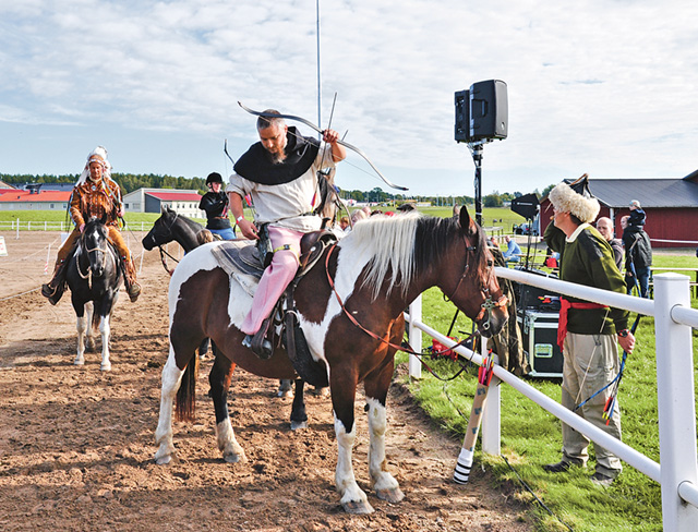 Besökarna på mässan Häst – Jakt – Lantliv kunde ta del av mängder av olika uppvisningar. Här visar skickliga ryttare och pilbågsskyttar upp sina färdigheter inom beridet bågskytte.