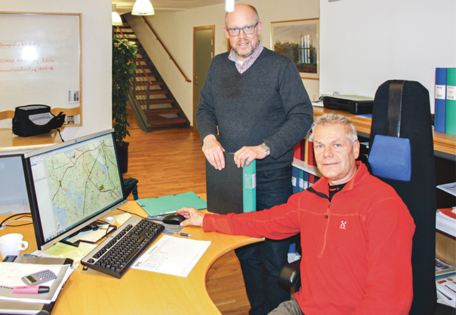 Skogschefen vid Baroniet Adelswärd AB Tony Andreasson studerar skogsbruksplanen tillsammans med vd Jonas Nilsson.