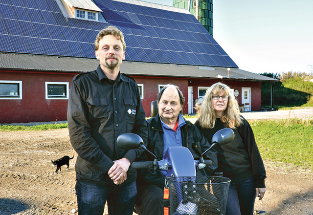 Andreas Molin, Pär Sunesson och Sonia Sunesson framför ladugården med solpanelerna