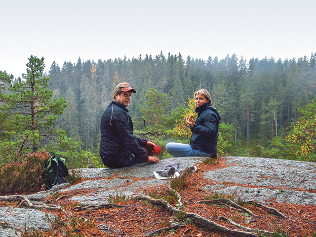 Det finns många vackra platser lämpliga för fikarast. Här har Klas Johansson och Marie Berggren plockat fram fikat med utsikt över Östgötaviken av sjön Trehörningen.