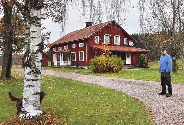 Pär Sundeskog vid sitt hem Nämndemansåsen i Östanbjörke.