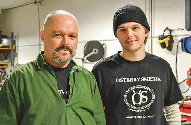 Morgan Andersson och sonen Jonathan är arbetskamrater i Österby smedja.