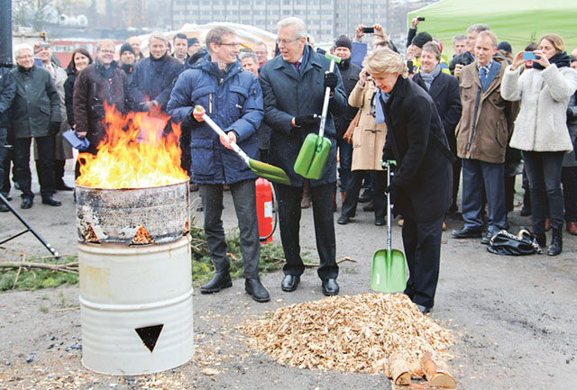 Anders Egelrud, vd för Fortum värme, tidigare statsrådet Mats Odell (KD) och Stockholmspolitikern Ulla Hamilton (M) eldar symboliskt med flis vid Sveriges största biobränslekraftvärmeverk.