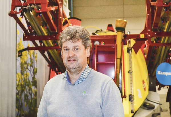 Thomas Lifberg har tydligt märkt den nedåtgående trenden med att lantbrukarna köper färre stora lantbruksmaskiner.