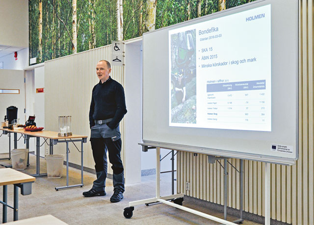 Anders Nilsson, virkesköpare på Holmen skog, höll i föredraget som följde kaffet och kanelbullen.