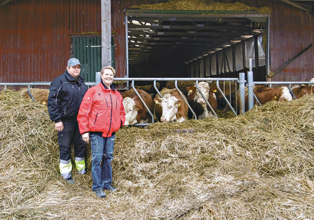 Framtidsplanen för Torbjörn och Birte Andersson på väg till ladugården är att driva familjeföretaget vidare genom jordbruket och ett etab lerat entreprenörskap för externa tjänster.