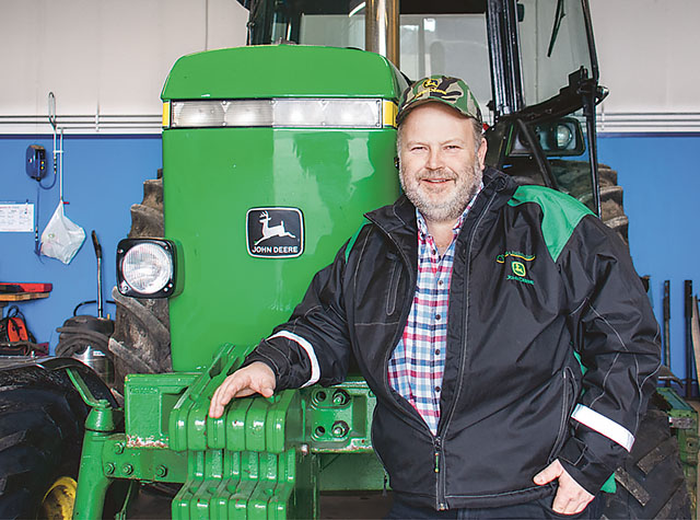 Nicklas Boqvists intresse för traktorpulling vaknade sent men nu bygger han en egen bana.