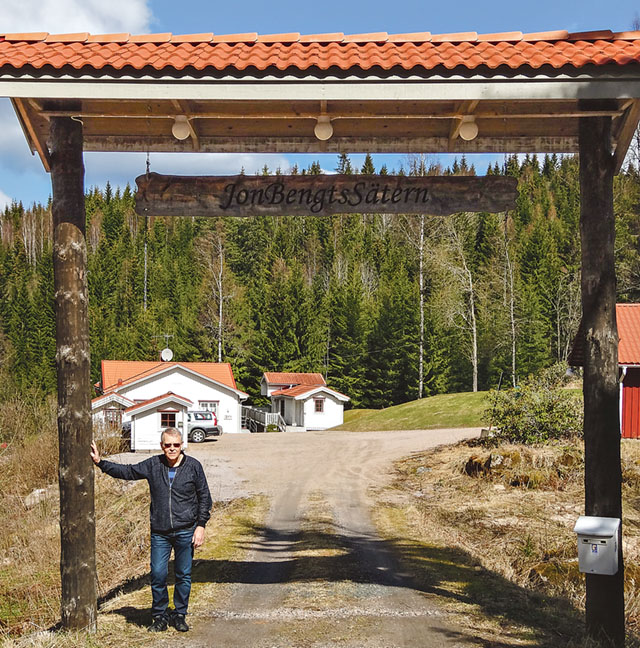 Sven Oscarsson vid entrén Jon Bengtssätern som numera tjänar som vilo- och rekreationsställe för barncancerdrabbade familjer.