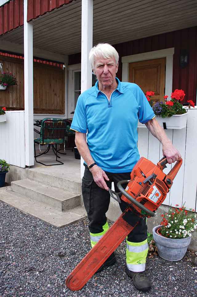Torsten Harrström har jobbat hela livet i skogen. Här med sin motorsåg av märket Husqvarna.
