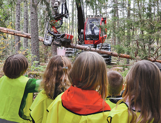 På andra sidan skolstaketet är skogen och där visade Sydved avancerade skogsmaskiner för eleverna.