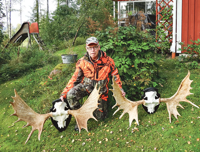 Olle Nilsson med två granna älghorn. Det till vänster är av en ihjälstångad tjur 2007. Skovelhorn på 16 taggar. Det till höger satt på en tjur som man fann död i Svenserud 2013.