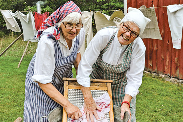 Margaretha Ohlsson och Rossy Johansson visade hur man tvättade förr.
