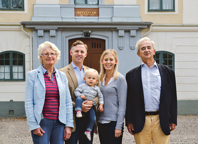 Carl-Gustaf och Agneta Mörner överlämnar godset till sonen Gabriel och hans hustru Josefin vid årsskiftet.
