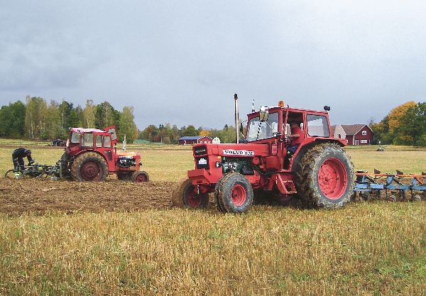 Traktorerna plöjer raka, fina fåror på Fjättmunna gård.