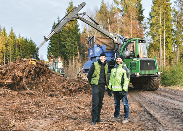 Fredrik Hellgren och Ove Eriksson, båda från Skogstjänst, framför Tjällmo flis nya maskin.